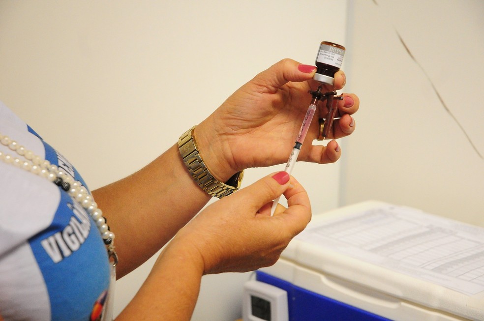 Servidores da Secretaria de Saúde do Distrito Federal aplicam vacina contra o Sarampo — Foto: Breno Esaki/Saúde-DF