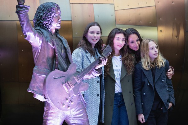 Família de Chris Cornell na inauguração da estátua em homenagem ao cantor (Foto: Getty)
