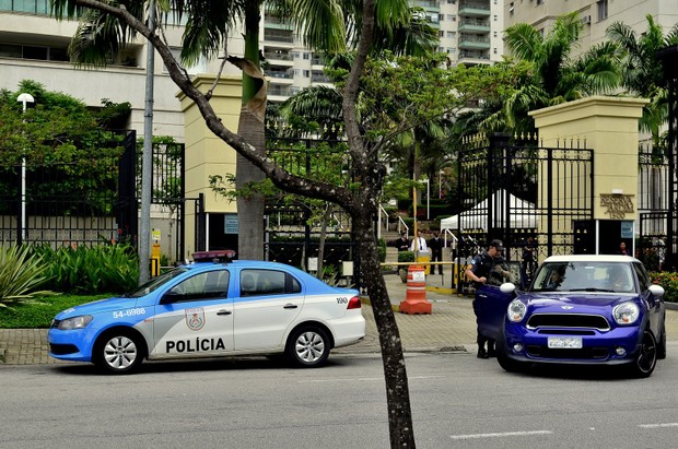 Rayanne Morais saindo de escolta (Foto: Roberto Teixeira / EGO)