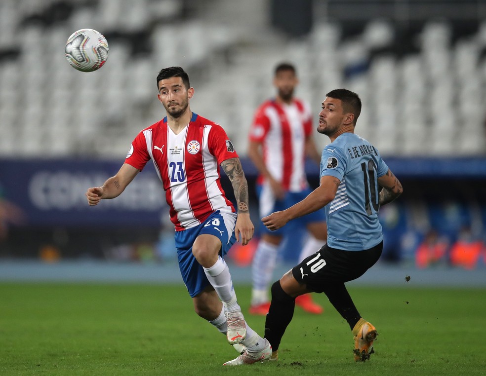 Villasanti e Arrascaeta em Uruguai x Paraguai &mdash; Foto: REUTERS/Ricardo Moraes