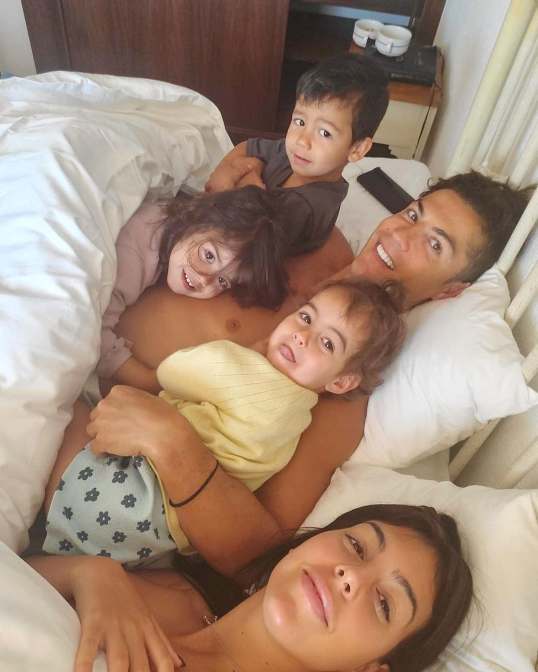Cristiano Ronaldo com os filhos e a namorada (Foto: Instagram/ Reprodução)