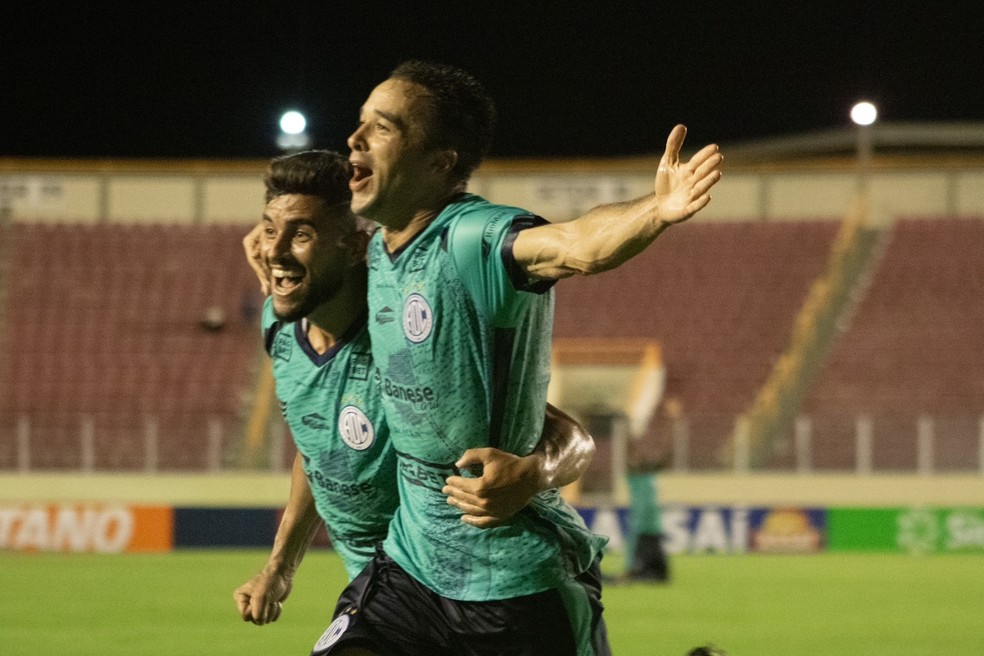 Lenon e Tcharlles celebram gol do Confiança sobre o Sousa — Foto: Mikael Machado/ADC