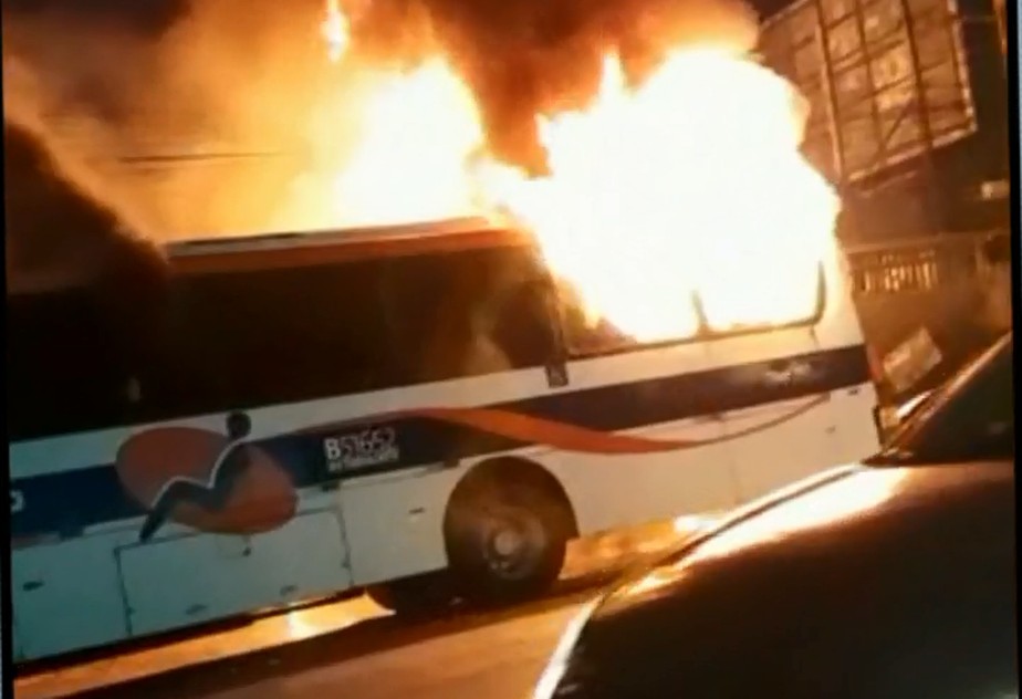 Ônibus é incendiado em protesto na Avenida Ernani Cardoso, em Campinho