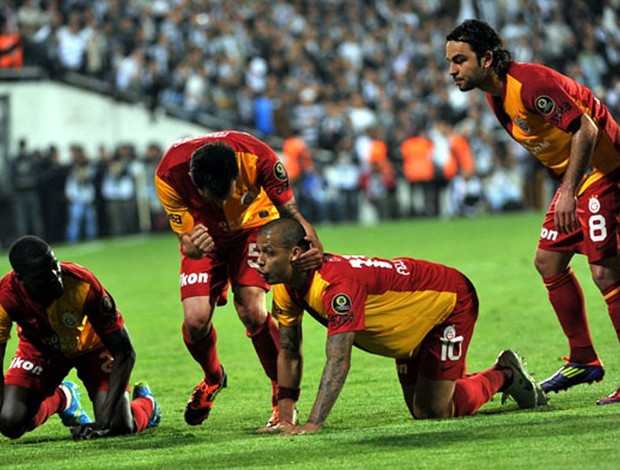 Felipe Melo provoca rivais, e torcida do Besiktas invade o campo na Turquia