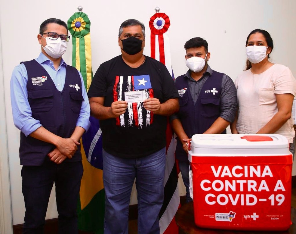 Governador do Maranhão exibe seu cartão de vacinação ao lado do secretário estadual de Saúde, Carlos Lula. — Foto: Divulgação/Governo do Maranhão