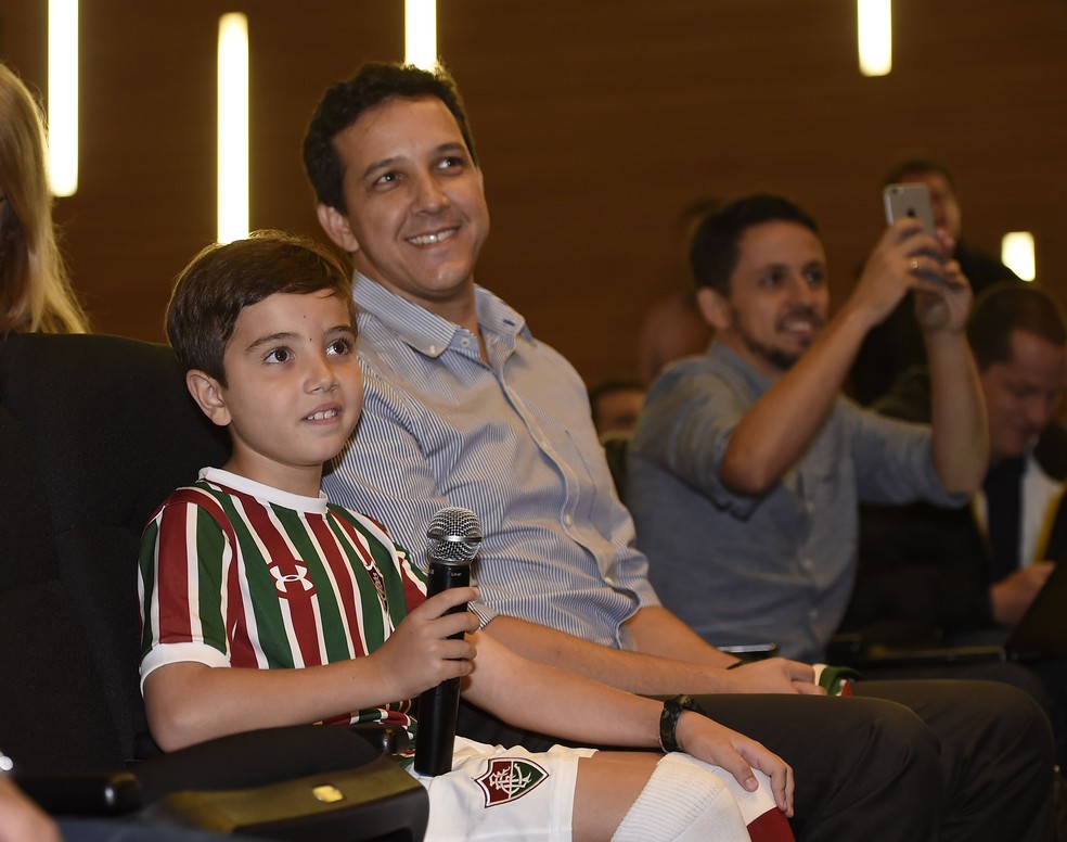 Ricardo, de 8 anos, torcedor mirim que viralizou nas redes ao receber Ganso no aeroporto, esteve presente em coletiva &mdash; Foto: Andr&eacute; Dur&atilde;o / GloboEsporte.com