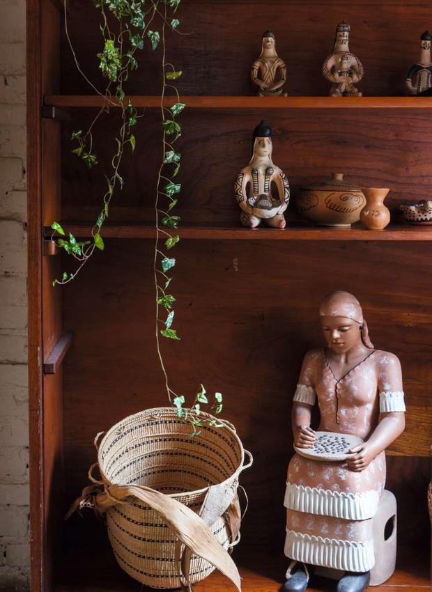 Cesta e esculturas indígenas trazidas de Roraima; a peça maior, de cerâmica, foi presente do vizinho (Foto: Lufe Gomes)