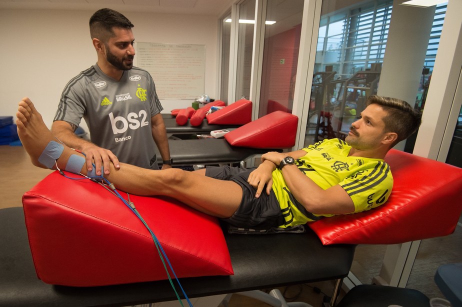 Diego volta ao CT do Flamengo para iniciar nova etapa de tratamento no tornozelo