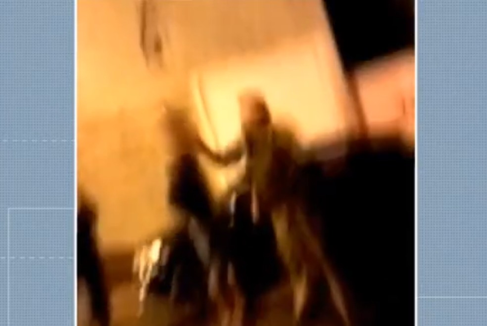 Vídeo mostra PMs empurrando e batendo no rosto de jovem em abordagem — Foto: Reprodução/RPC