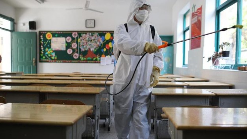 Sala de aula sendo higienizada; fechamento de escolas ajuda a evitar também a contaminação de adultos — Foto: Getty Images via BBC