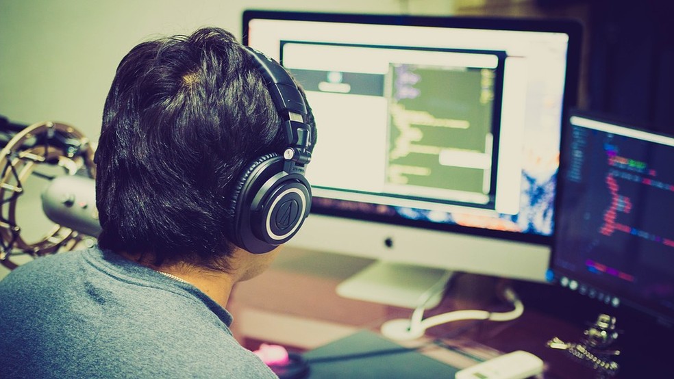 Programador usa computador para escrever linhas de código — Foto: Hitesh Choudhary/Pixabay