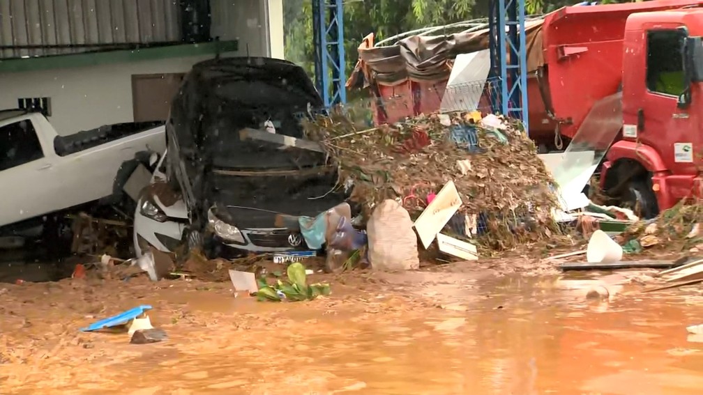 Chuva arrastou carros e inundou Iconha — Foto: Reprodução/TV Gazeta