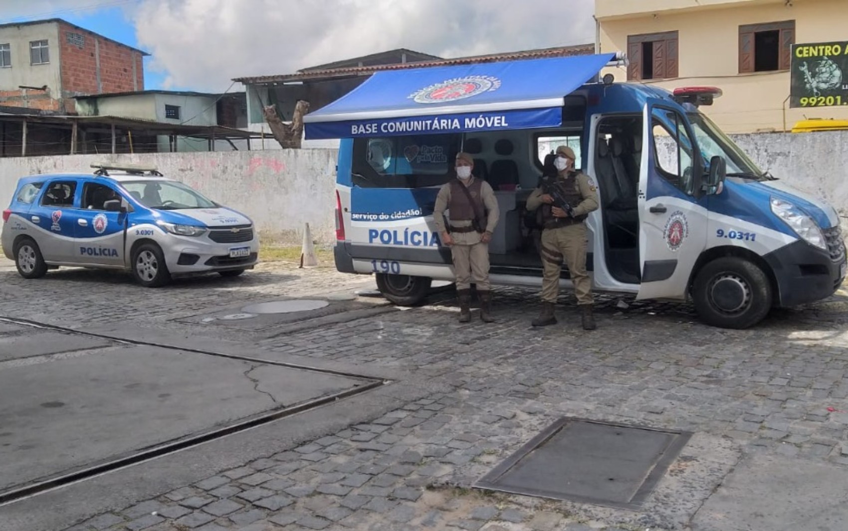 Polícia Militar faz operação contra tráfico de drogas e crimes violentos no bairro de Águas Claras, em Salvador
