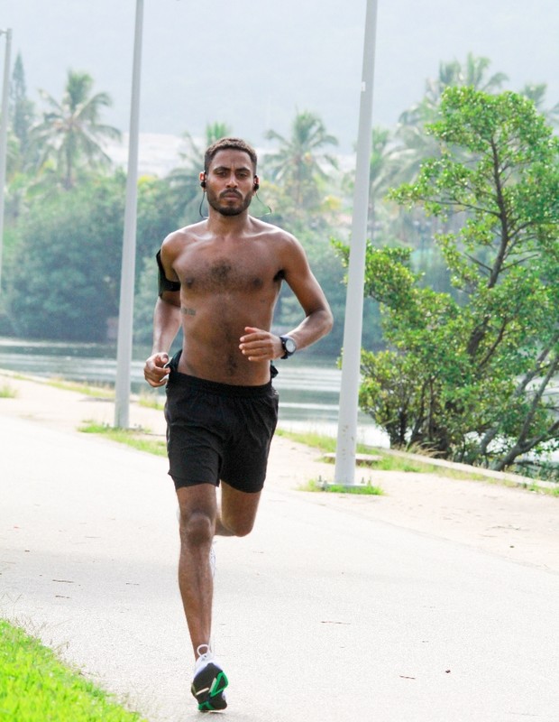 Ícaro Silva se exercita na Lagoa (Foto: JC Pereira/AgNews)