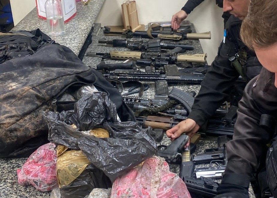Armas apreendidas pela polícia durante operação na Cidade de Deus