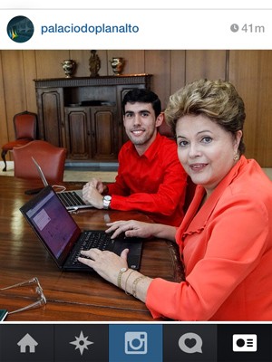 Em foto no Instagram, Dilma Rousseff posa para foto ao lado do humorista Jéferson Monteiro, do Dilma bolada (Foto: Reprodução/ Instagram Palácio do Planalto)