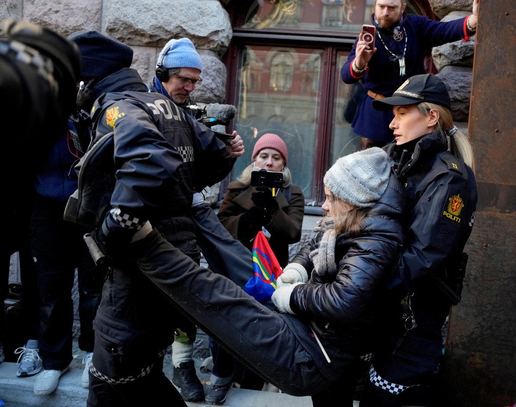 A ativista Greta Thunberg é retirada por policiais de protesto em Oslo, na Noruega, em 1º de março de 2023.  — Foto:  Alf Simensen/NTB/via Reuters