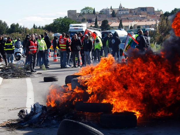 Grevistas queimam pneus e fazem barricada na entrada de uma refinaria no sul da França  (Foto: Claude Paris/AP)