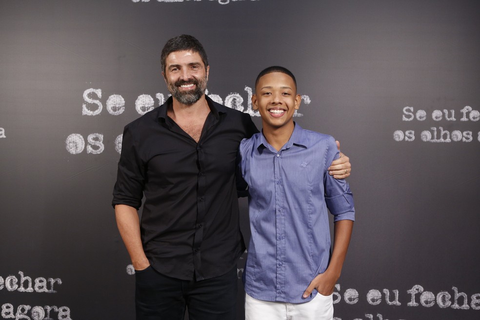 Carlos Manga Jr. (diretor) e JoÃ£o Gabriel D'Aleluia (interpeta Paulo) â€” Foto: Globo / Fabiano Battaglin