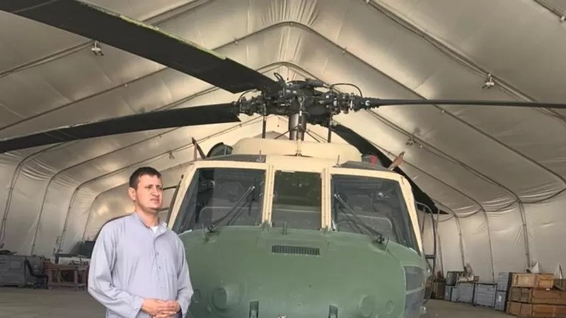 Momand, visto aqui em agosto de 2022, diz que apenas sete helicópteros Black Hawk estão operacionais agora (Foto: MOHAMMAD EDRIS MOMAND)