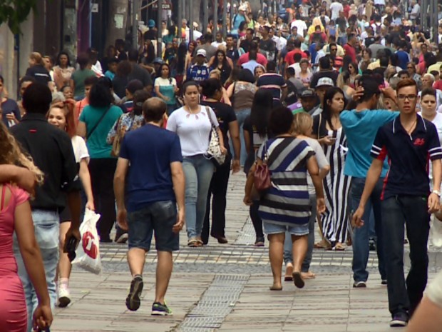 Pedestres na Rua 13 de Maio, principal ponto de comércio no Centro de Campinas  (Foto: Reprodução EPTV)