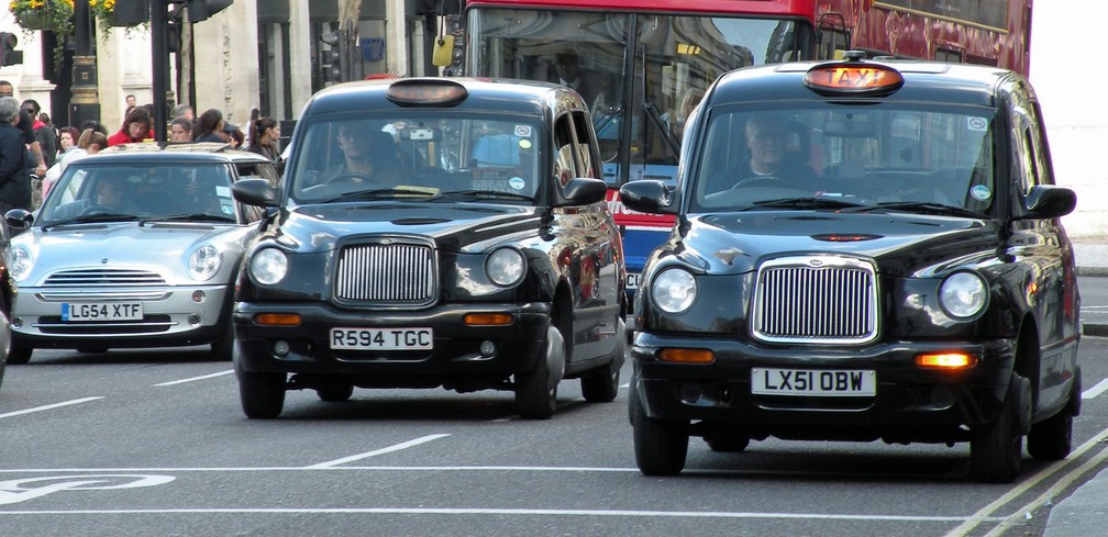 Táxis em Londres com motoristas sentados do lado direito (Foto: reca2g)