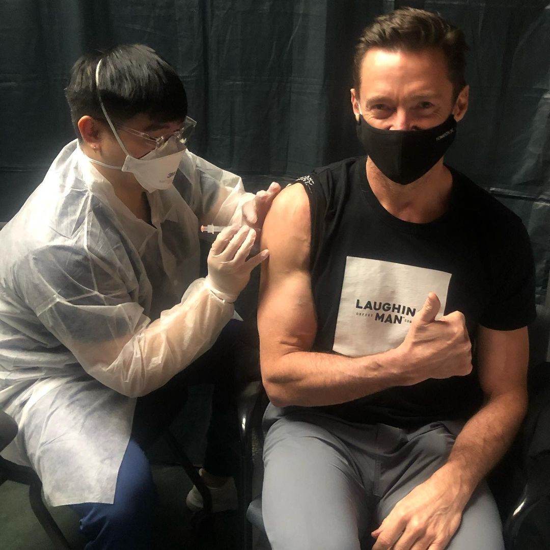 Hugh Jackman é vacinado contra a Covid (Foto: Reprodução / Instagram)