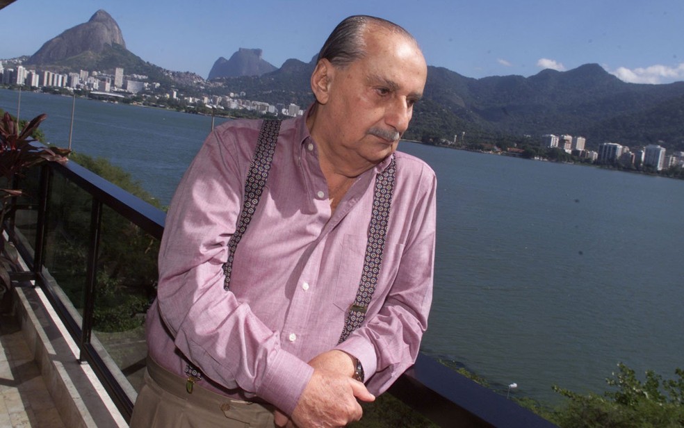 O escritor Carlos Heitor Cony posa em frente à Lagoa Rodrigo de Freitas, com o Corcovado ao fundo, no Rio de Janeiro, em maio de 2000 (Foto: Antônio Gaudério/Folhapress/Arquivo)