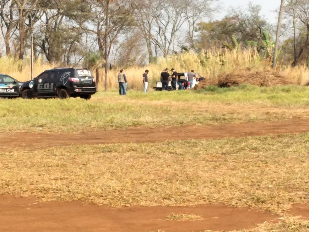 Polícia no local onde corpo foi encontrado, em Campo Grande — Foto: Eduardo Almeida/TV Morena
