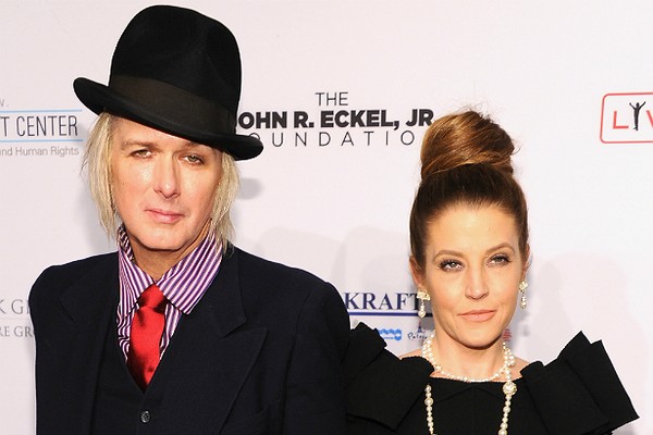 A cantora Lisa Marie Presley e o guitarrista Michael Lockwood tiveram as gêmeas Finlay e Harper em 2008. (Foto: Getty Images)