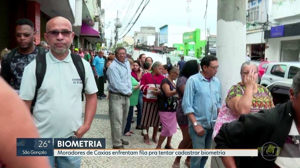 Eleitores fazem fila para cadastramento de biometria em Duque de Caxias, RJ