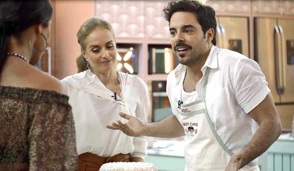 Abel (Pedro Carvalho) fica revoltado com comentário de Vivi Guedes (Paolla Oliveira) sobre o seu bolo, em 'A Dona do Pedaço' — Foto: Globo