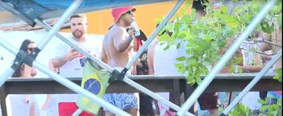 Festa na Ilha da Gigóia na tarde de domingo (14) chegou a ser interrompida, mas voltou a funcionar após saída da fiscalização. — Foto: Reprodução/TV Globo