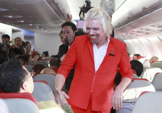 Richard Branson cumpriu a aposta e até serviu os passageiros (Foto: Agência EFE)
