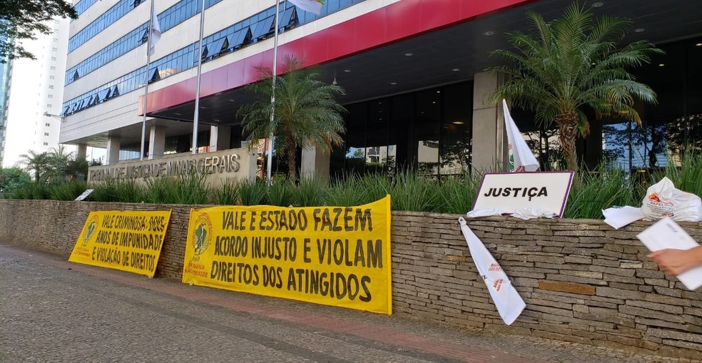 Atingidos pela tragédia da Vale fazem protesto contra acordo assinado nesta  quinta em BH | Minas Gerais | G1
