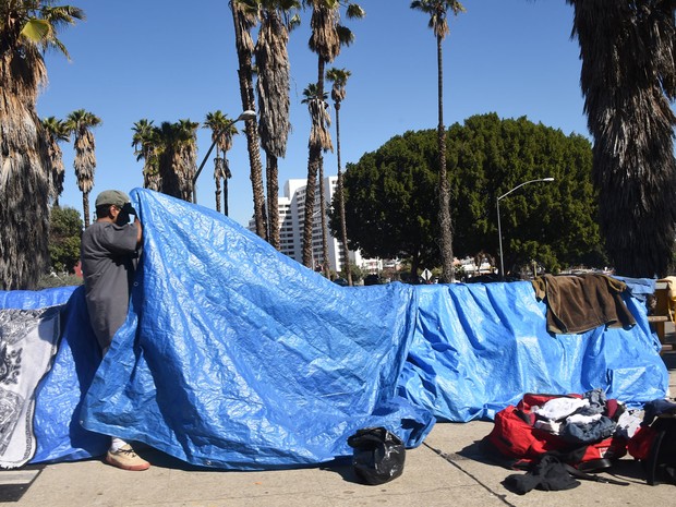 Sem-teto é visto em uma rua de Los Angeles em 9 de fevereiro (Foto: Frederic J. Brown/AFP)