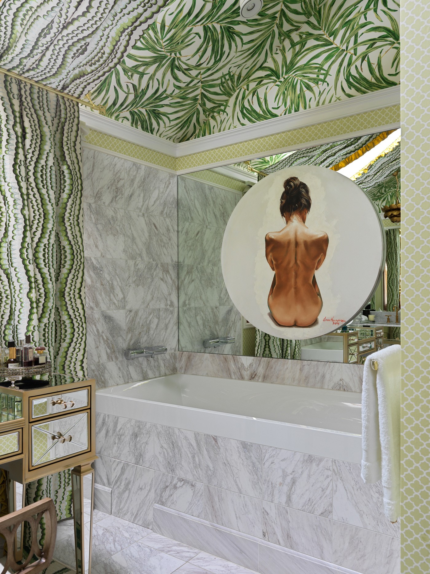 Décor do dia: banheiro maximalista tem papel de parede até o teto (Foto: Sergey Krasyuk)
