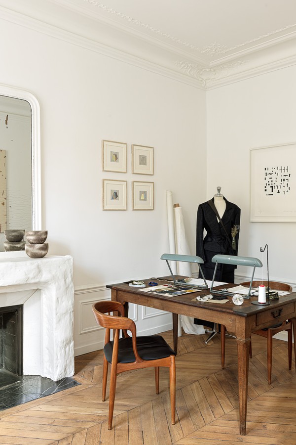 Em Paris, apartamento de 80 m² mistura décor clássico com arte contemporânea (Foto: Stephan Julliard )
