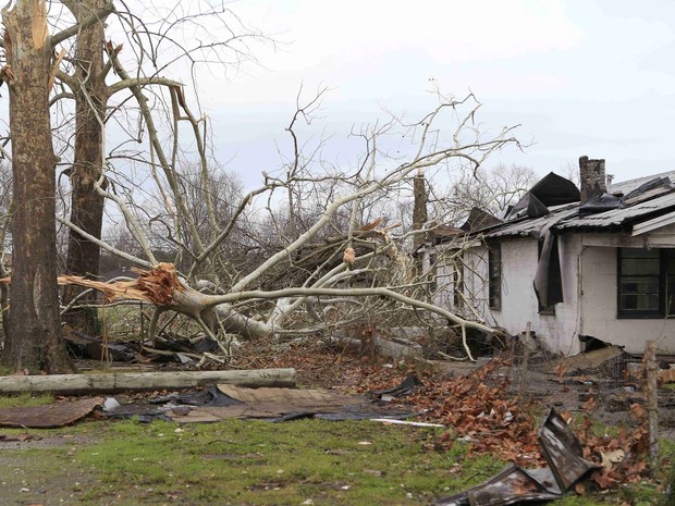 Danos causados por tornado são vistos em Birmingham, no Alabama, neste sábado (26) (Foto: Marvin Gentry/Reuters)