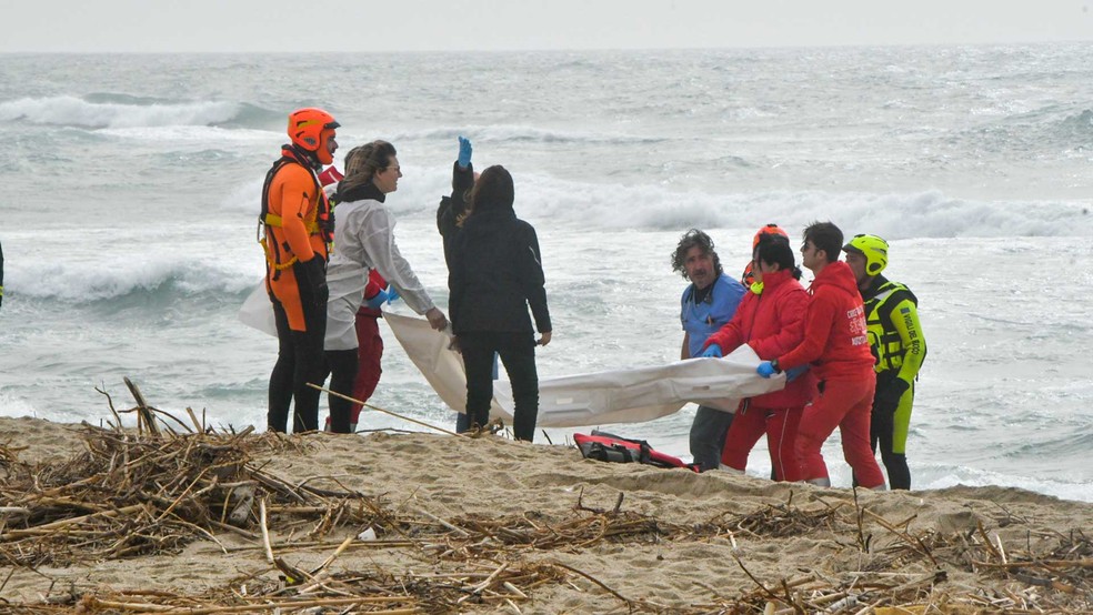 Equipes de resgate recuperam corpo depois que um barco de migrantes naufragou em mar agitado na costa da Itália — Foto: Giuseppe Pipita / AP Photo