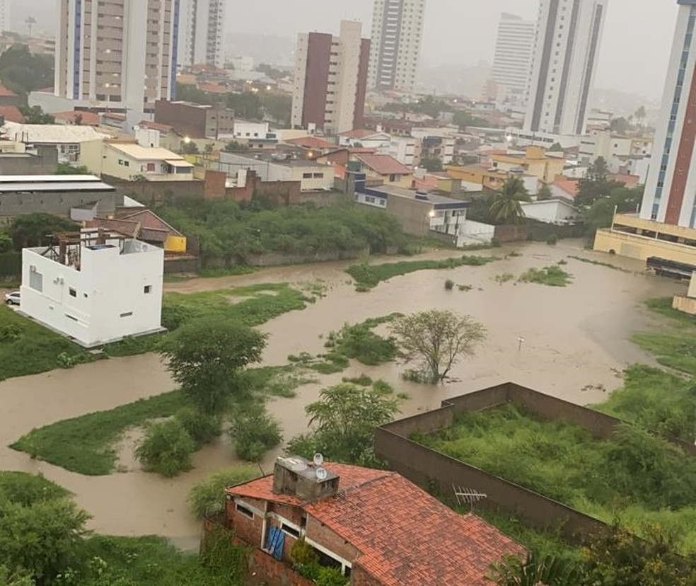 Localidades ficaram alagadas após chuvas, em Caruaru — Foto: WhatsApp/TV Globo/Reprodução