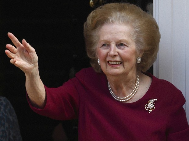 A ex-premiê britânica Margaret Thatcher acena da entrada de sua casa nesta segunda-feira (1º). (Foto: AFP)