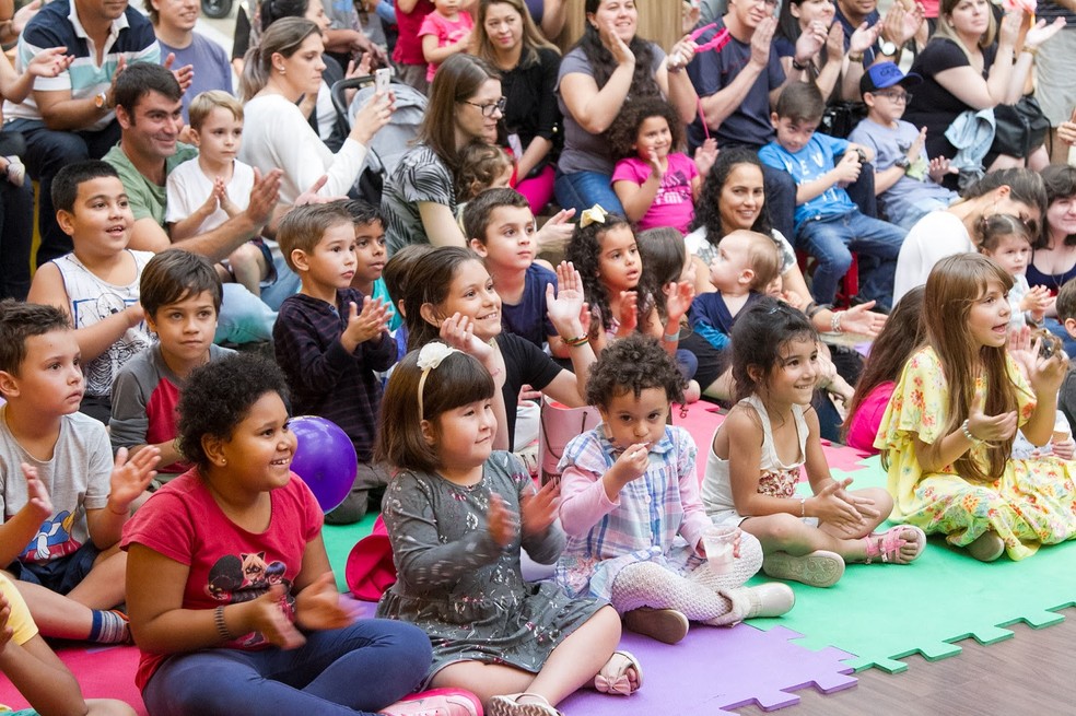 Apresentado por uma palhaça, que convida artistas para demostrarem suas habilidades, o espetáculo traz números aéreos, de equilíbrio, malabarismos e reprises de circo.  — Foto: Alexandre Gasparini.