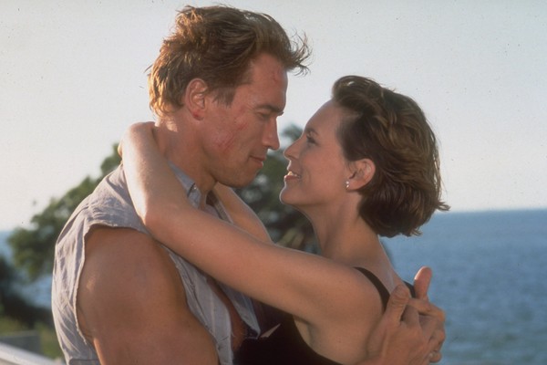 Arnold Schwarzenegger e Jamie Lee Curtis em cena de True Lies (1994) (Foto: Reprodução)