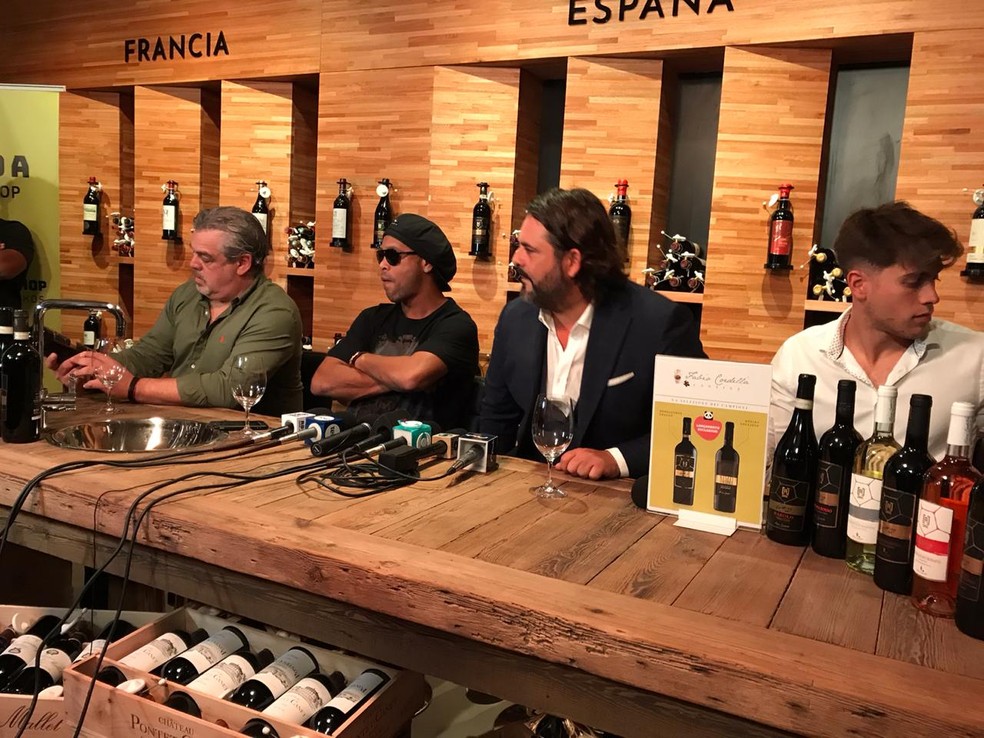 Ronaldinho Gaúcho na entrevista coletiva no Uruguai — Foto: Mateus Trindade / RBS TV