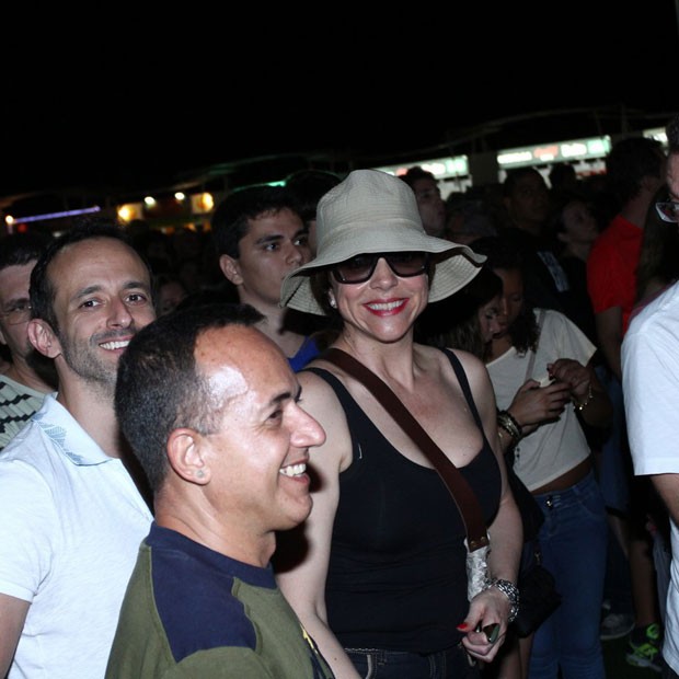 Marisa Orth e amigo (Foto: Clayton Militão/Foto Rio News)
