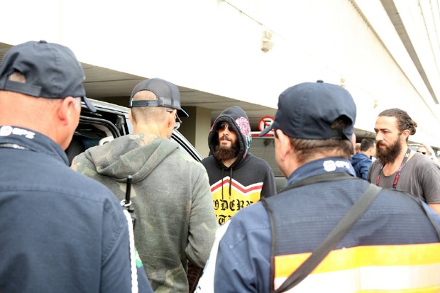 Jared Leto atende fãs no aeroporto no Rio (Foto: André Freitas e Gabriel Reis/AgNews)