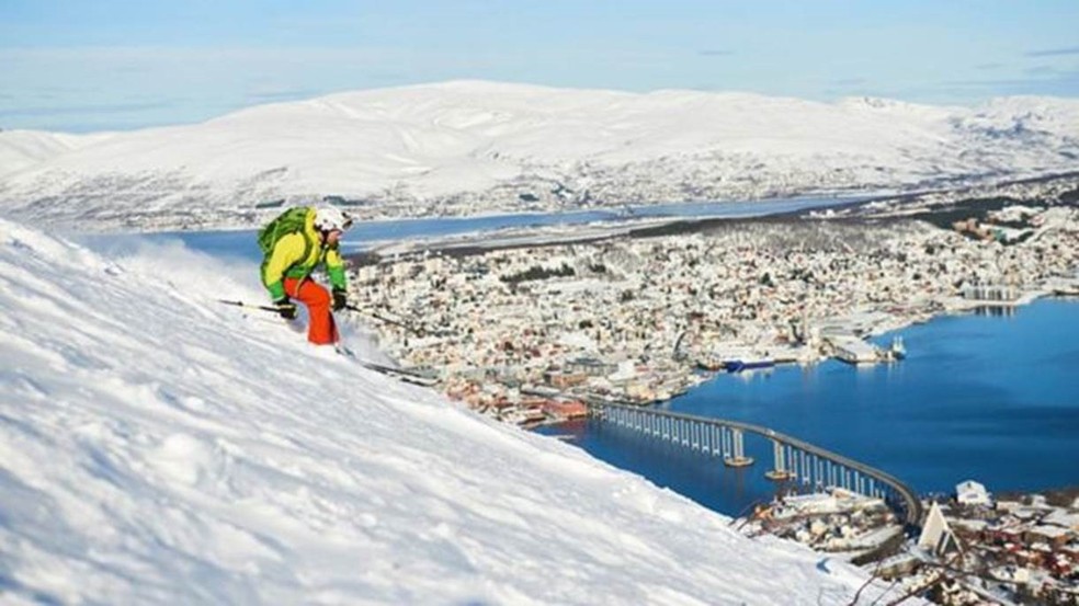 Alunos do programa de planejamento urbano exploram desafios do desenvolvimento da região nórdica, como adaptabilidade, acessibilidade e mudança climática — Foto: Arctic University of Norway via BBC