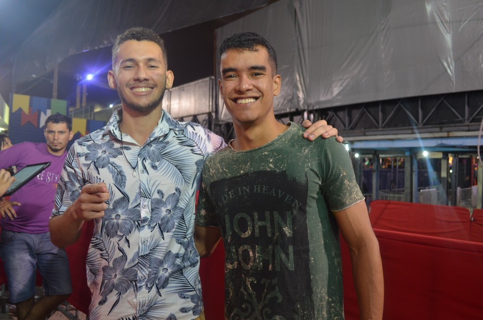 Baianos Olávio Rocha Neto e José Uilian Rocha aprovaram a tirolesa do Parque do Povo, no São João 2019 de Campina Grande — Foto: Iara Alves/G1