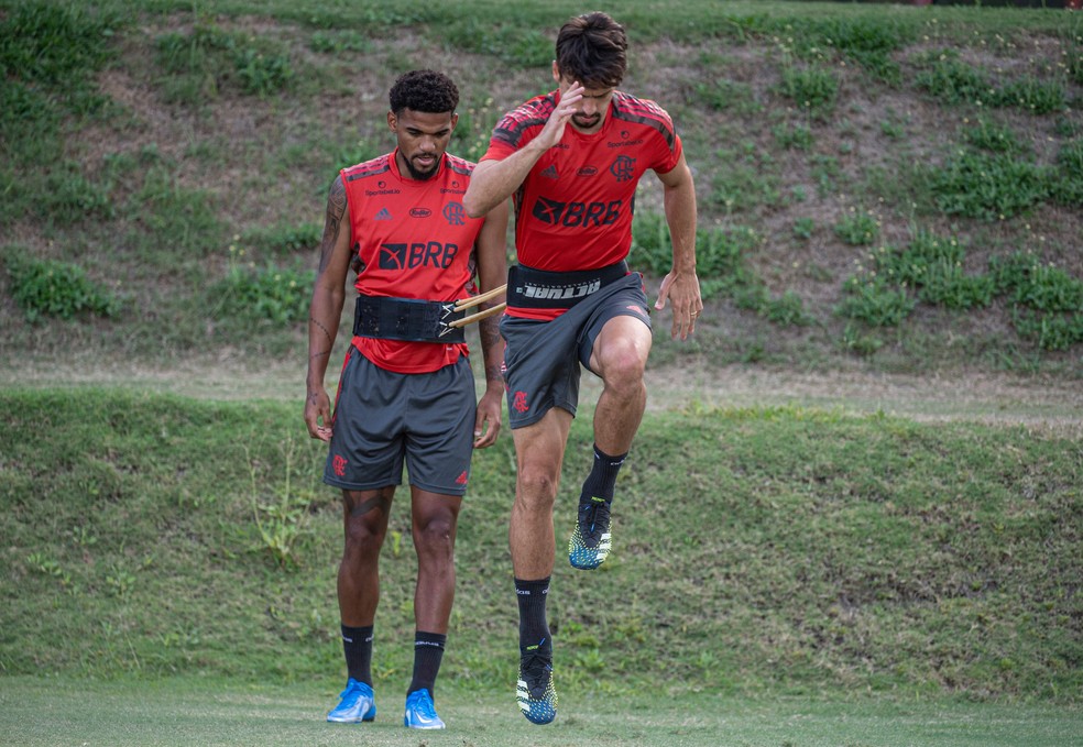 Rodrigo Caio com Bruno Viana no treino desta quinta, no CT do Flamengo &mdash; Foto: Alexandre Vidal/Flamengo